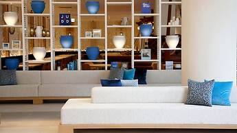 Hotel Breezebay Marina