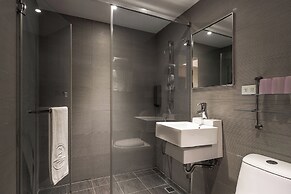 The Riverside Hotel International