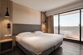 The Riverside Hotel International