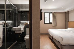 The Riverside Hotel International