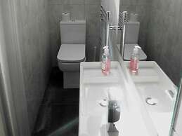 Kew Studios and Rooms