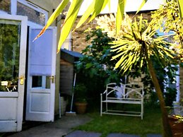 Kew Studios and Rooms