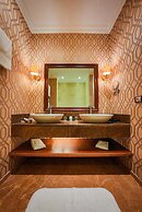 Wellborn Luxury Hotel