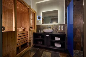 Haven Hotel Rotterdam, Curio Collection by Hilton