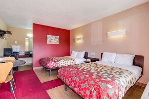 Econo Lodge Inn & Suites