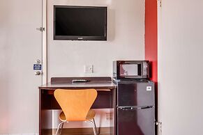 Econo Lodge Inn & Suites