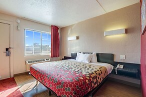 Econo Lodge Inn & Suites