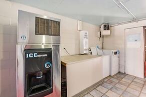 Econo Lodge Inn & Suites