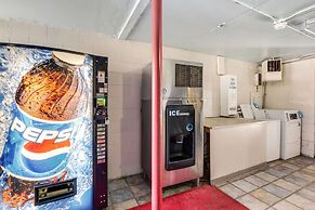 Econo Lodge Inn & Suites