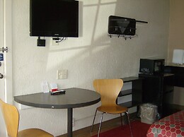 Econo Lodge Inn & Suites