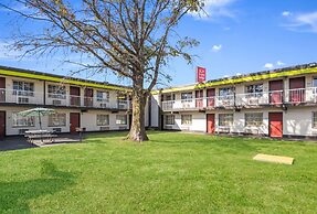 Econo Lodge Inn & Suites