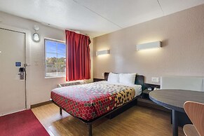 Econo Lodge Inn & Suites