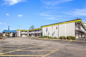 Econo Lodge Inn & Suites