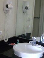 Econo Lodge Inn & Suites