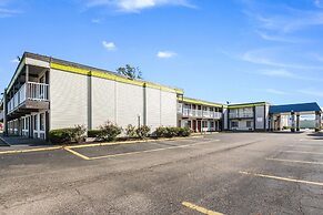 Econo Lodge Inn & Suites