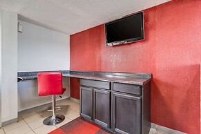 Econo Lodge Inn & Suites