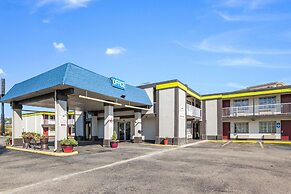 Econo Lodge Inn & Suites