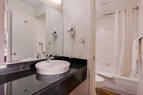 Econo Lodge Inn & Suites