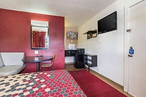 Econo Lodge Inn & Suites
