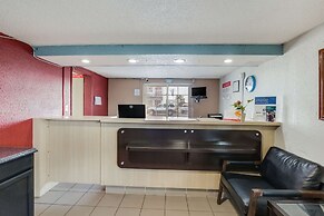 Econo Lodge Inn & Suites