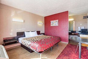 Econo Lodge Inn & Suites