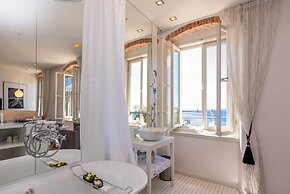 Riva Luxury Suites