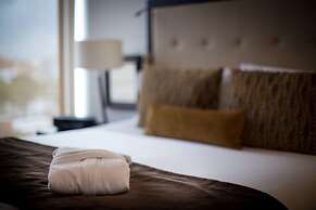 93 Luxury Suites & Residences