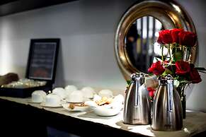 93 Luxury Suites & Residences