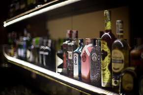 93 Luxury Suites & Residences