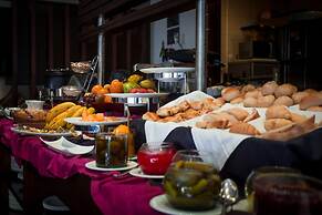 93 Luxury Suites & Residences