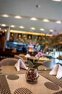 93 Luxury Suites & Residences