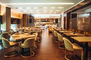 93 Luxury Suites & Residences