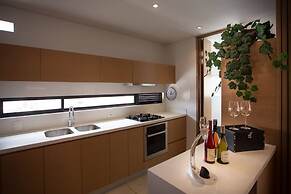 93 Luxury Suites & Residences