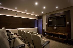 93 Luxury Suites & Residences