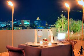 93 Luxury Suites & Residences