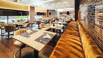 93 Luxury Suites & Residences