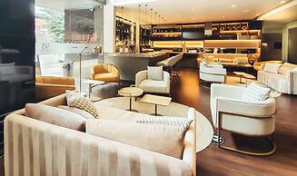 93 Luxury Suites & Residences