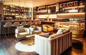 93 Luxury Suites & Residences