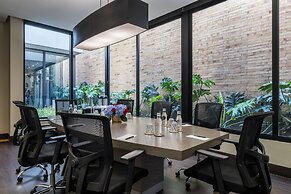 93 Luxury Suites & Residences