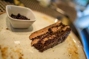 93 Luxury Suites & Residences