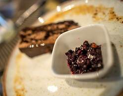 93 Luxury Suites & Residences