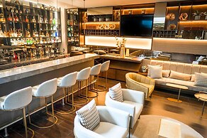 93 Luxury Suites & Residences