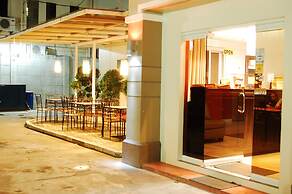 Rumi Apartelle Hotel