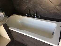 The Front Hotel and Apartment