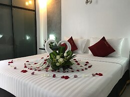 The Front Hotel and Apartment