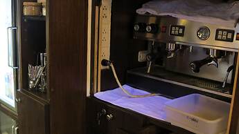 The Front Hotel and Apartment