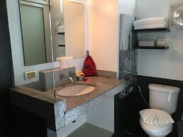 The Front Hotel and Apartment