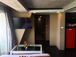 The Front Hotel and Apartment