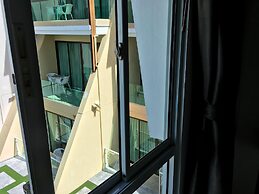 The Front Hotel and Apartment