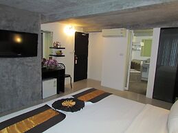 The Front Hotel and Apartment